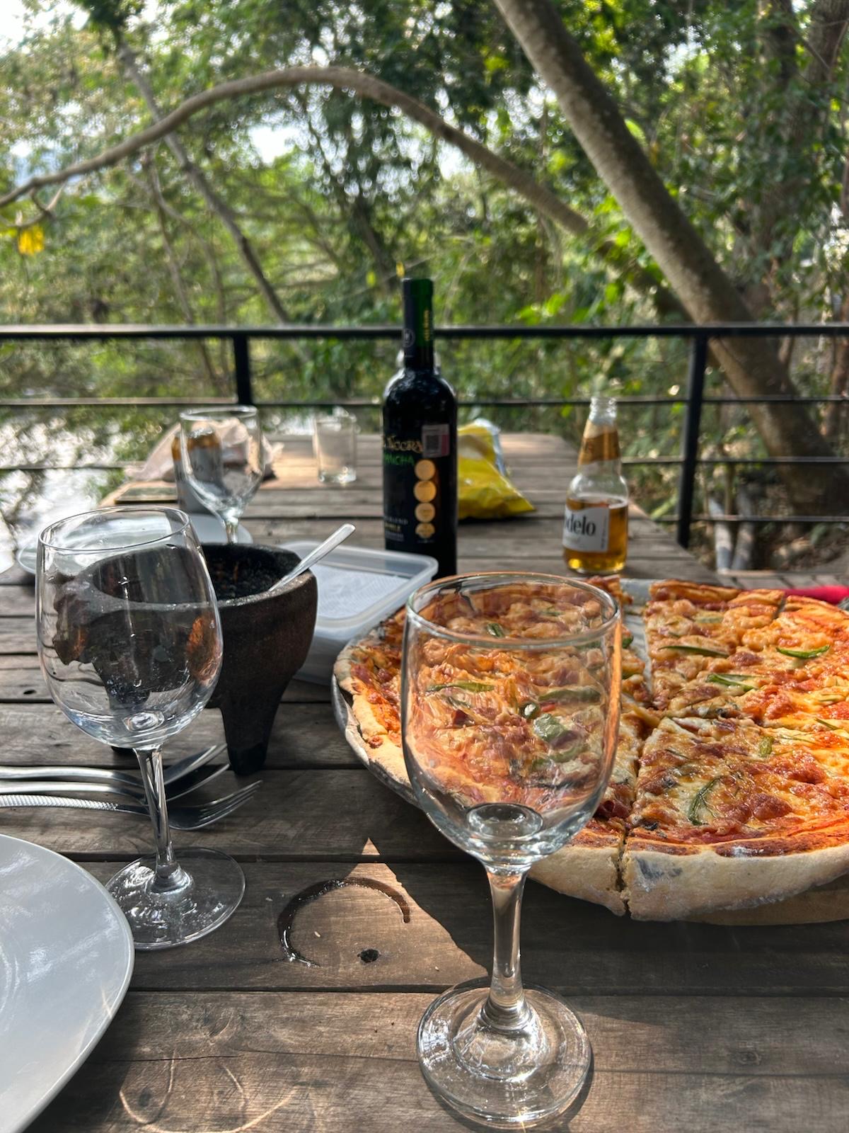 Pizza con vista al río